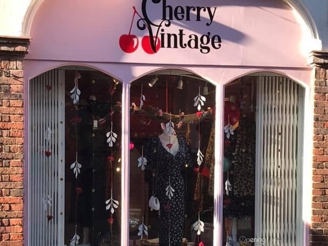 Cherry Vintage's Christmas window SUS-190512-130514001