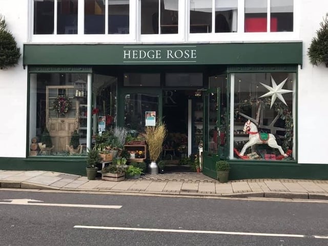 Hedge Rose's Christmas window SUS-190512-130650001
