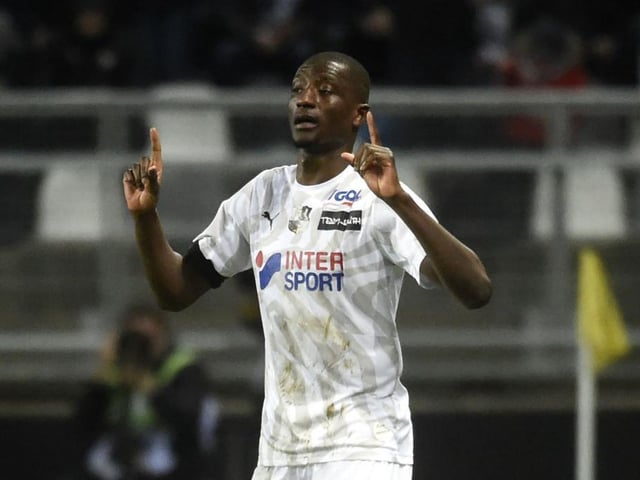 West Ham are set to win the race for Amiens forward Serhou Guirassy at 15m, holding competition from Chelsea and Tottenham. (Le10Sport)