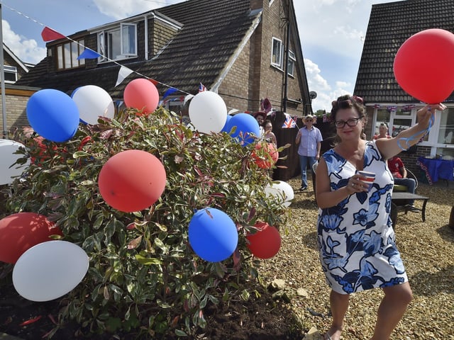 Residents of Newcastle Drive, Ortos, enjoying the day. EMN-200805-180131009