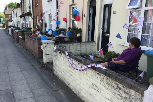 Aylesbury neighbours celebrate VE Day 75 'together' across the garden wall