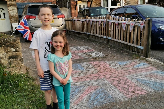 Ted and Beatrice Brewer from Handcross with their chalked flag SUS-201105-150750001