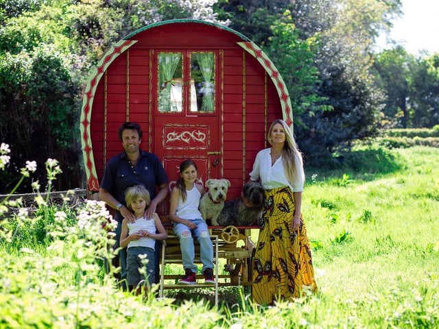 Great Tew family Lockdown Doorstep portrait (photo from Amelia de Jong and ACEsnaps Photography)