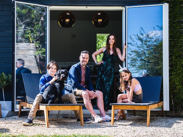 Heythrop family lockdown doorstep portrait (Amelia de Jong from ACEsnaps Photography)