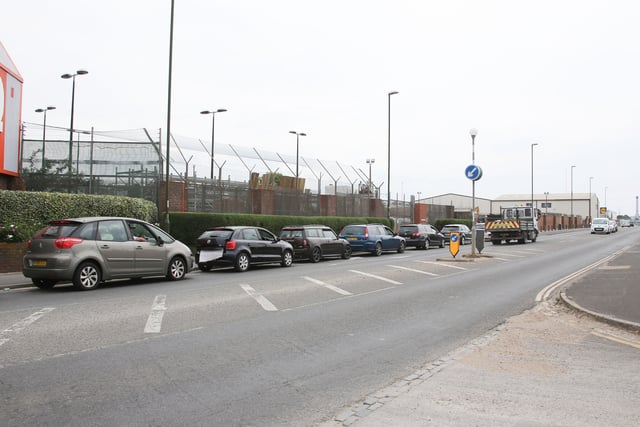 Dozens of vehicles queued for McDonald's and the recycling centre SUS-200306-141911001