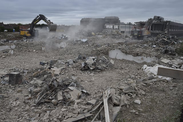 Demolition at the former British Sugar office site at Oundle Road EMN-200406-163156009