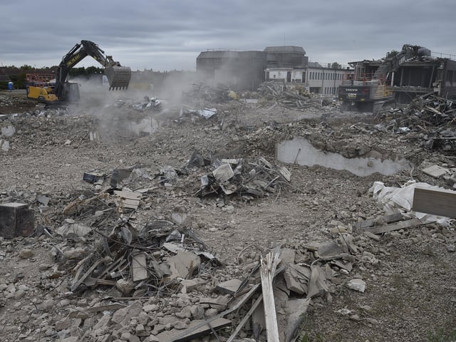 Demolition at the former British Sugar office site at Oundle Road EMN-200406-163156009