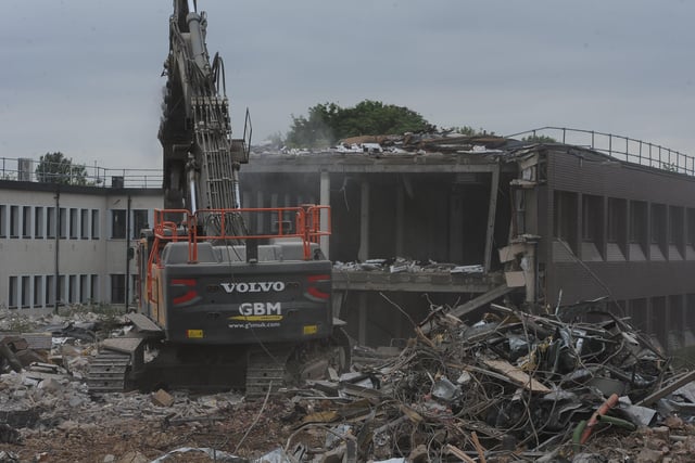 Demolition at the former British Sugar office site at Oundle Road EMN-200406-163208009