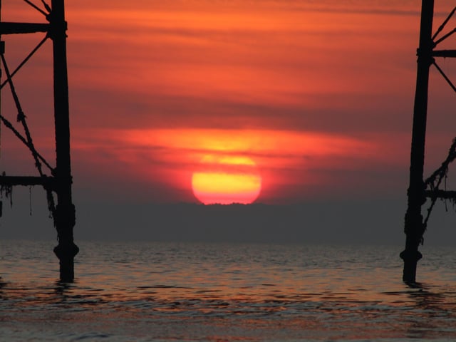 Melissa Vickers captured this beautiful sunrise at Eastbourne Pier with a Canon EOS 2000D camera. SUS-201006-115204001