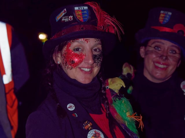 Northiam Bonfire 2021. SUS-211210-094202001
