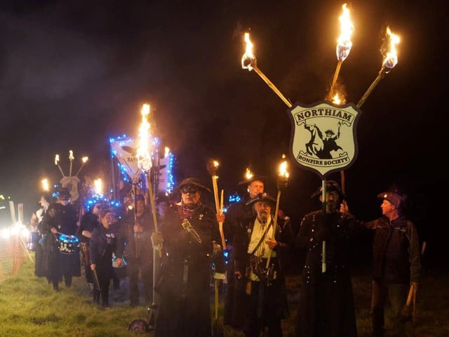 Northiam Bonfire 2021. SUS-211210-094101001