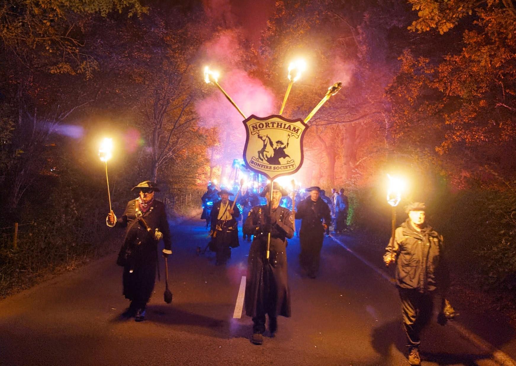 Northiam Bonfire 2021. SUS-211210-094111001