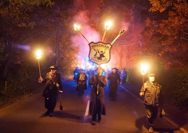 Northiam Bonfire 2021. SUS-211210-094111001