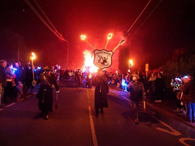 Northiam Bonfire 2021. SUS-211210-094121001