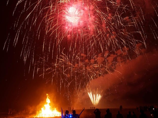 Northiam Bonfire 2021. SUS-211210-093959001