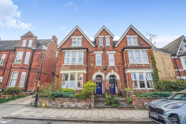This 1-bed ground floor flat has communal parking