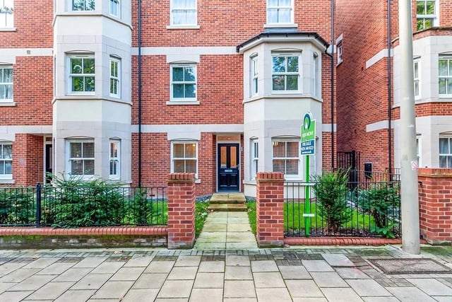 This 1-bed ground floor flat has a 21ft open plan living room/dining room and kitchen