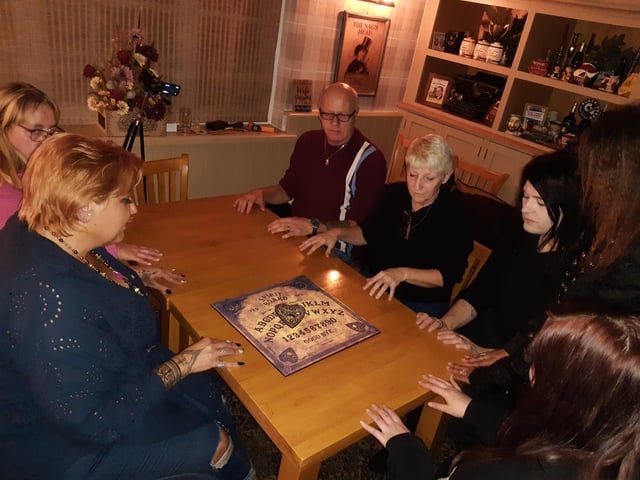 A seance at the Kings Head pub, Horncastle. EMN-211020-092123001