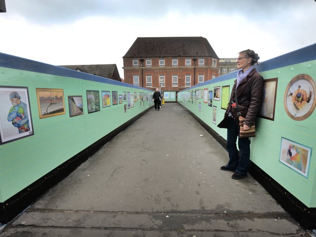 The Footbridge Gallery at Bexhill Railway Station. SUS-211026-151619001