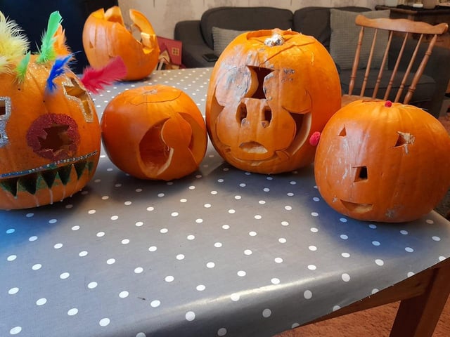 De-gues Rowland sent in what is by far our most flamboyant flock, great carving!
