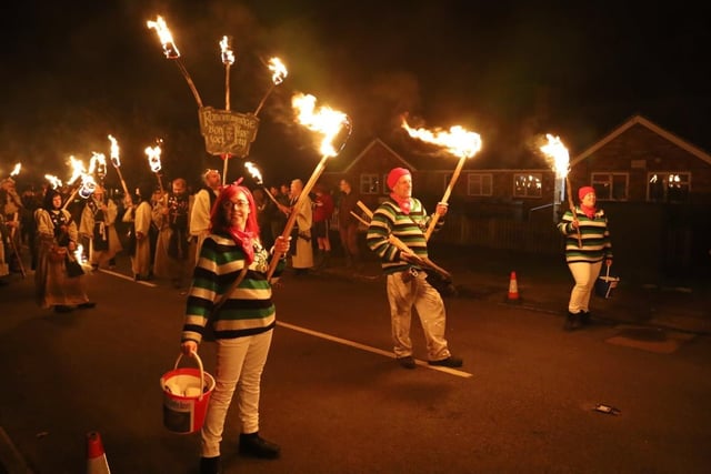 Ewhurst and Staplecross Bonfire on Oct 30 2021. Photo by Andrew Clifton SUS-210111-075054001