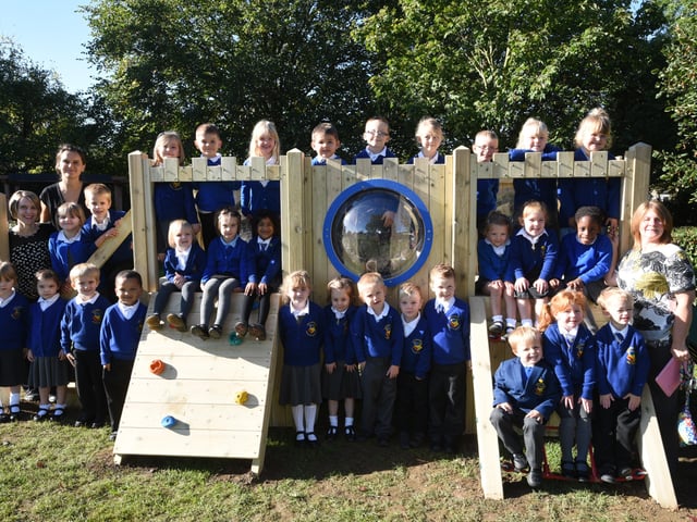 rec15 Southfields primary school reception. Mrs Hill and Mrs Busby's class EMN-151125-123454009