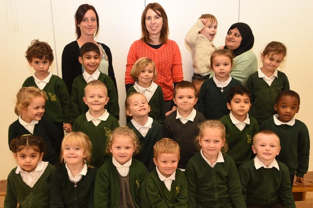 rec15 Ravensthorpe primary school reception class. Mrs Deegan and Mrs Burgess class EMN-151125-122443009