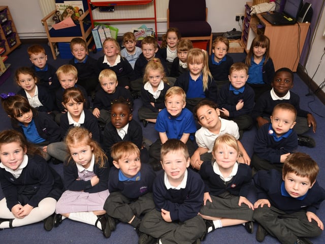 rec15 Orton Wistow school reception class  Mrs Harries class EMN-151125-122834009