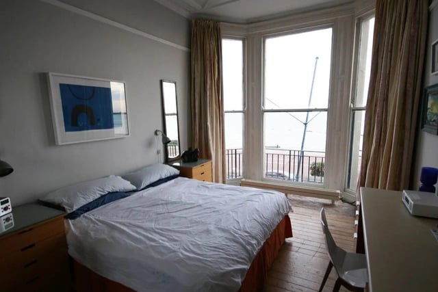 A sea-facing bedroom SUS-210311-082204001