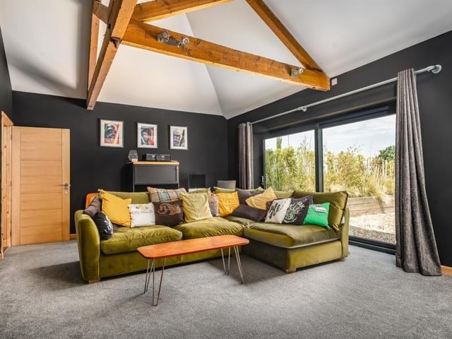 Redwood Barn in Thorney - stunning 6-bed barn conversion