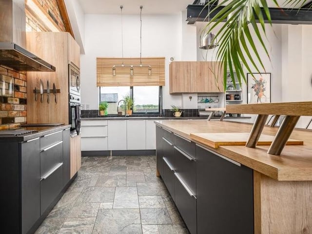 Redwood Barn in Thorney - stunning 6-bed barn conversion