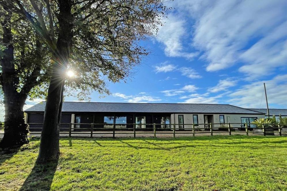 Redwood Barn in Thorney - stunning 6-bed barn conversion