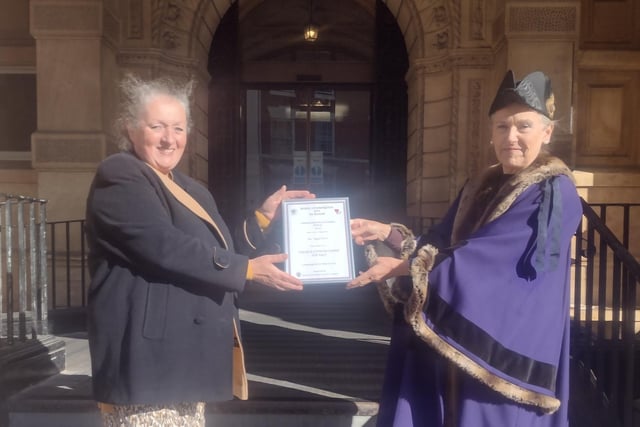 The Angel Hotel receives its Leamington in Bloom award certificate from Leamington Mayor Cllr Susan Rasmussen.