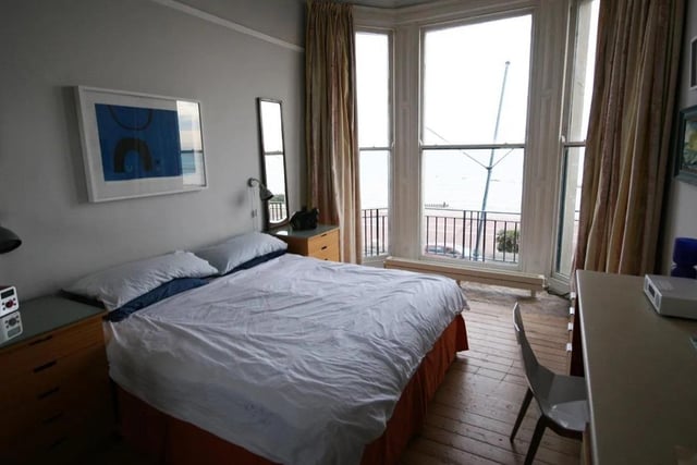 A sea-facing bedroom SUS-210311-082204001