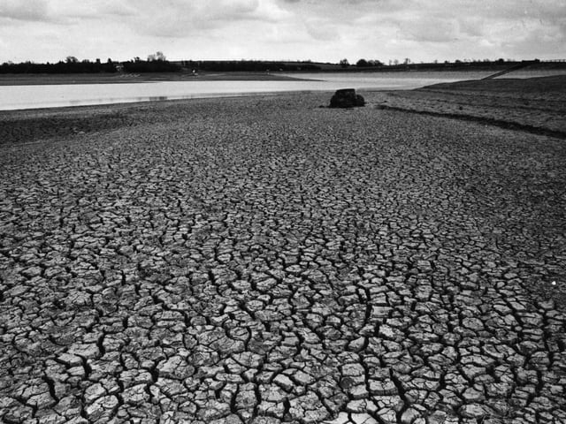 July 1976: The results of the drought of 1976, the worst drought for over a hundred years. This was the reservoir at Pitsford near Northampton, twenty feet below its normal level for the time of year. (Photo by Wesley/Keystone/Getty Images)