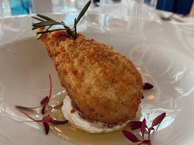 La Bella Vista in St Leonards.
FIORI DI ZUCCHINI
Crisp courgette flowers, goats’ cheese, lemon, thyme & mint emulsion SUS-210611-131331001