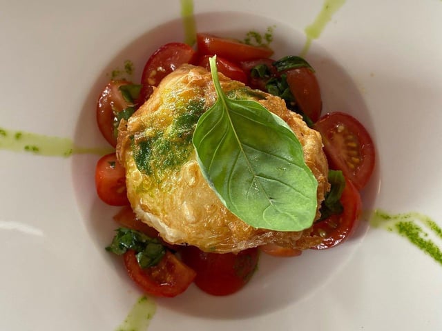 La Bella Vista in St Leonards.
BUFALA (V)
Mozzarella di Bufala Campana D.O.P, filo pastry, tomato triad & basil emulsion SUS-210611-131321001