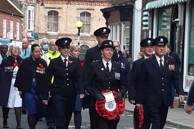 Horncastle's Remembrance Parade sets off from the Market Place. EMN-211115-092202001