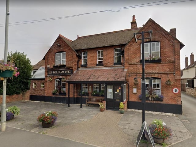 This inn dates back to 1838, when two cottages were combined. Popular with locals and beer tourists.