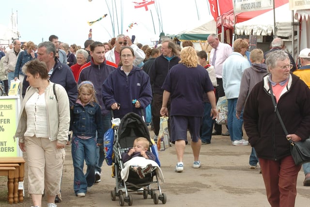 East  of England country show 2004 - crowd shots from saturday