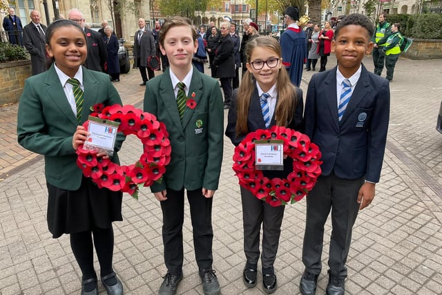 Pupils from Harriers Banbury Academy and Dashwood Banbury Academy took part in the Banbury town Remembrance Day parade and service today, Sunday November 14 Remembrance Sunday (Image from Alex Pearson Tweet, executive principal at Harriers Academy)