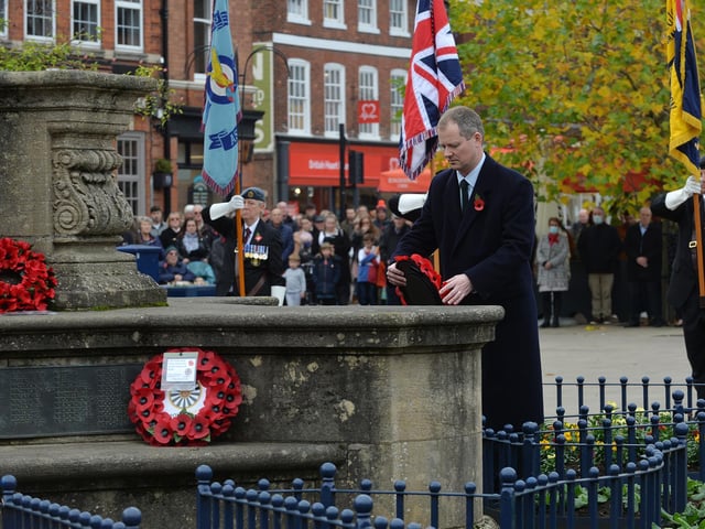 Neil O'Brien MP lays a wreath.