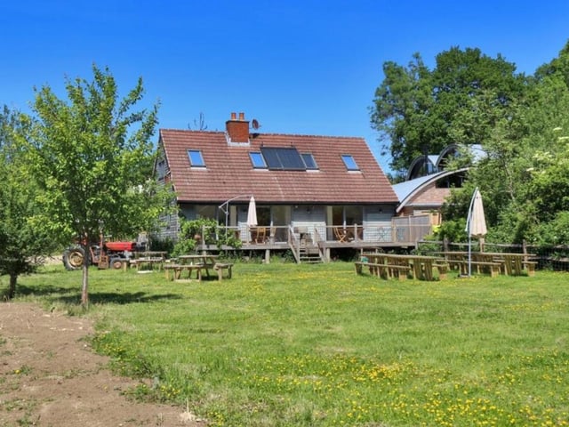 The site has its own cottage with extensive grounds. SUS-211116-083359001