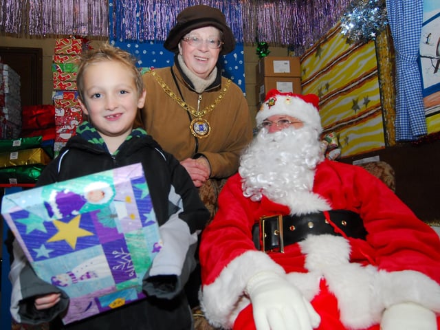 The mayor Pat Nash meets santa with Blake Swann (7)