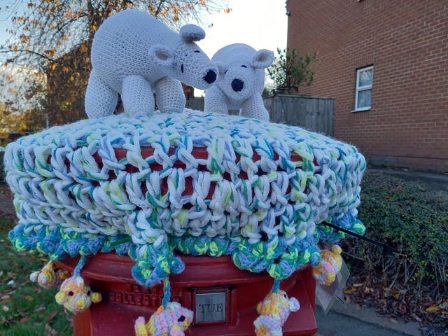 This topper has polar bears on top and fish around the edges