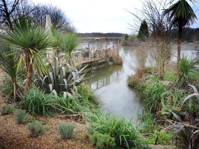 2. Sumners Ponds, Barns Green. It has a rating of 4.5 out of 5 from 822 reviews.