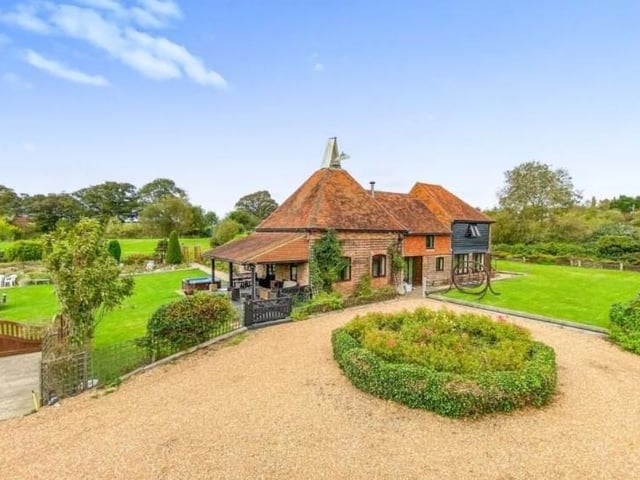 Six bedroom former oast house for sale in Guestling, Hastings SUS-211119-100602001