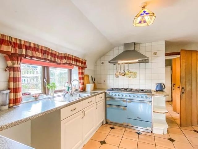 Six bedroom former oast house for sale in Guestling, Hastings SUS-211119-100643001