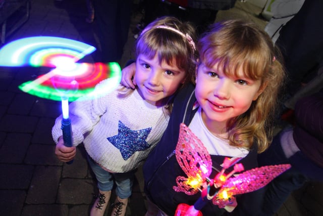 DM21110966a.jpg. Littlehampton Christmas lights switch on event. Lily Ross 4, left and sister Lucy 6. Photo by Derek Martin Photography and Art. SUS-211120-081844008