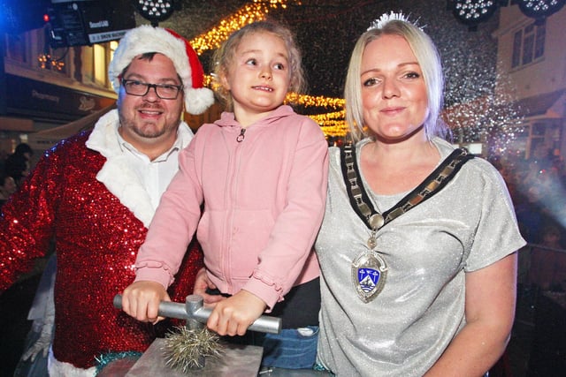 DM21111026a.jpg. Littlehampton Christmas lights switch on event. Billy Blanchard-Cooper the mayor Michelle Molloy and her daughter Maggie 6. Photo by Derek Martin Photography and Art. SUS-211119-215315008